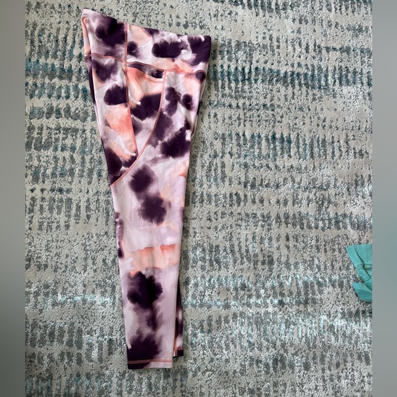 Women’s Old Navy Active Leggings. Size Large - Picture 3 of 5